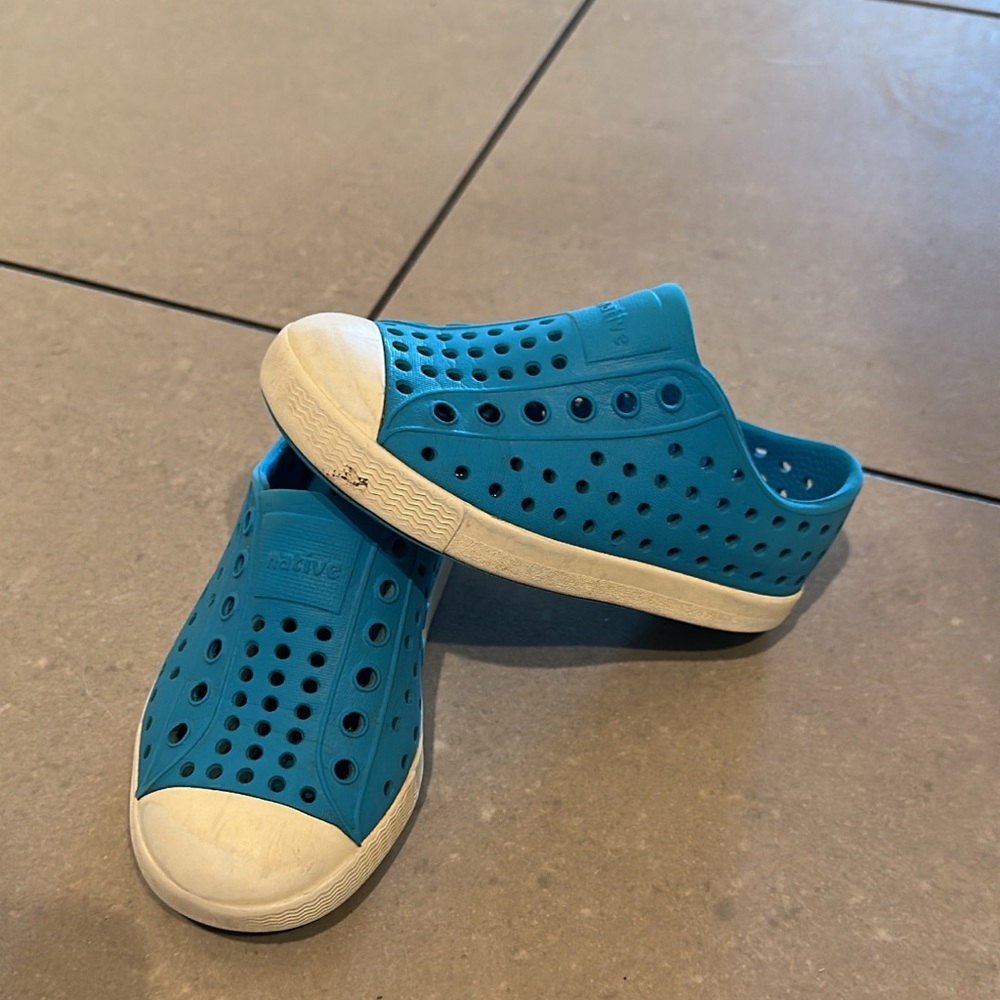 Size 7 toddler blue natives